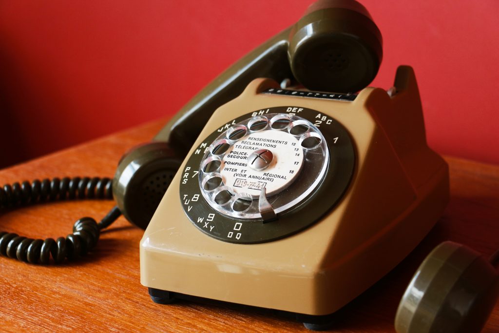 Ancien téléphone à cadran en bakélite / Années 50 - Compagnie