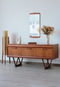 Buffet Bas Elliotts of Newbury : Une Icône du Design Mid-Century en Teck