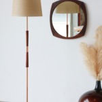 Lampadaire vintage teck années 60 avec abat-jour tressé