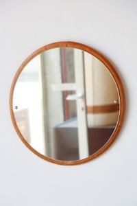 Miroir scandinave teck massif rond vintage des annees 60 de face