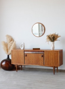 Enfilade scandinave zebrano vintage des années 60 vue de face.