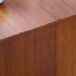 Détail flanc gauche chiffonnier scandinave teck