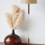 Lampadaire vintage teck années 60 avec abat-jour tressé