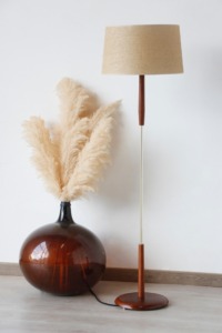 Lampadaire vintage teck années 60 avec abat-jour tressé