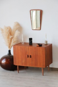 Meuble scandinave en teck vintage avec pieds fuseaux face avant