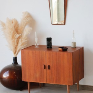 Meuble scandinave en teck vintage avec pieds fuseaux face avant