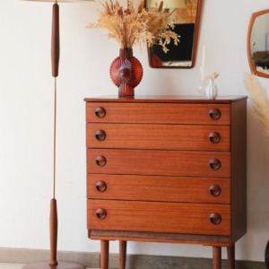 Commode vintage scandinave en teck Avalon 5 tiroirs vue de face