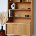 Bibliothèque scandinave en chêne vintage vue d'ensemble avec décoration