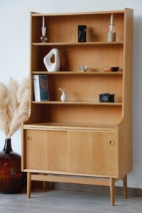 Bibliothèque scandinave en chêne vintage vue d'ensemble avec décoration