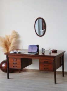 Bureau Arne Vodder palissandre de Rio avec caissons suspendus et bibliothèque